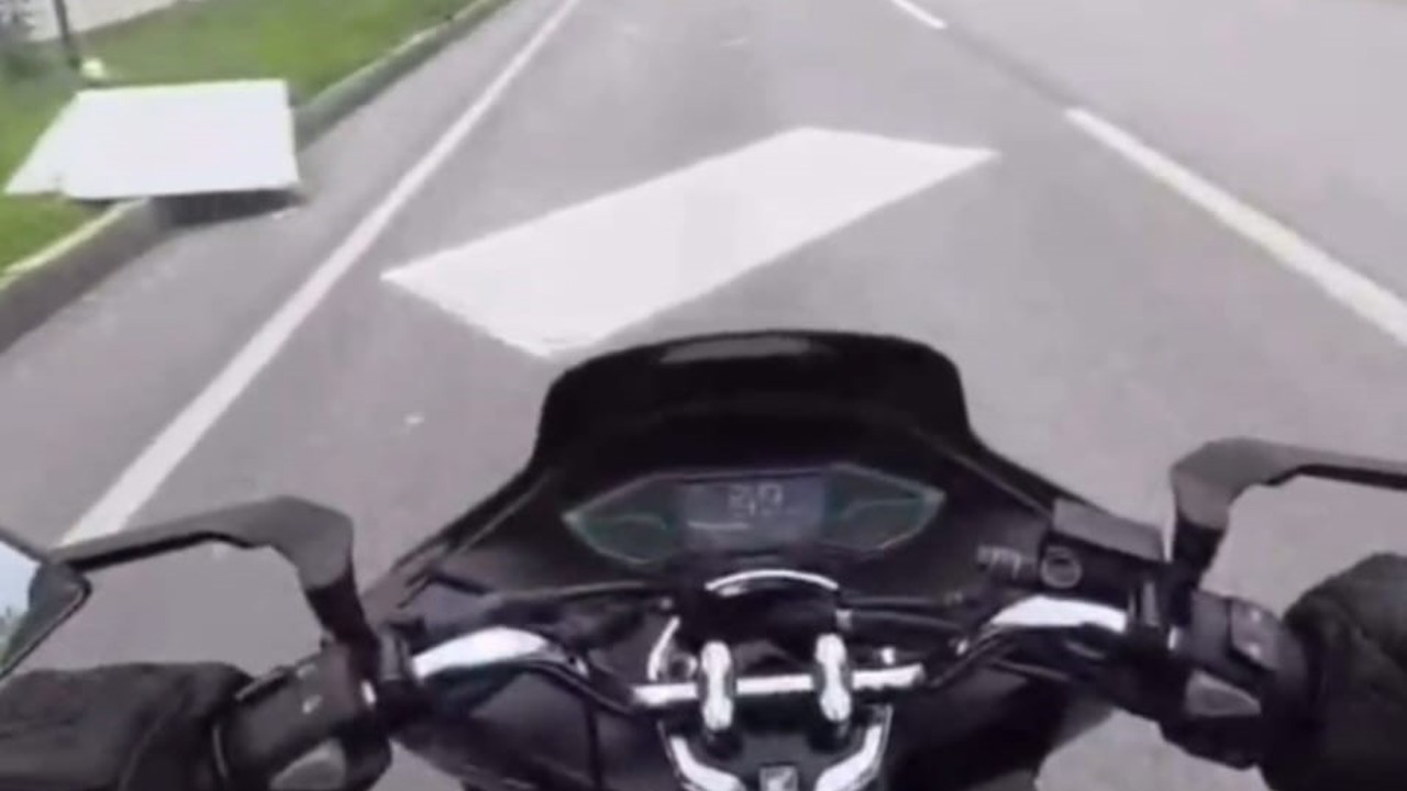 Bandırma’da seyir halindeki kamyonetten alçıpanlar yola savruldu
