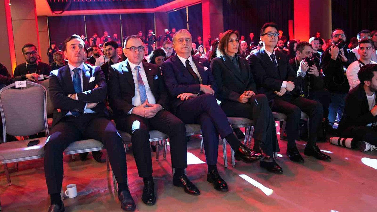 Beşiktaş’ta yeni transferler için imza töreni düzenlendi
