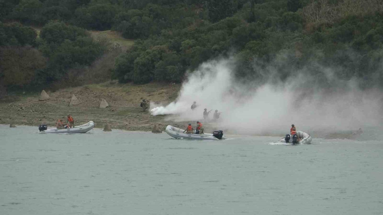 Mehmetçik Çanakkale’de "Durgun Sulardan Geçiş Eğitimi" gerçekleştirdi
