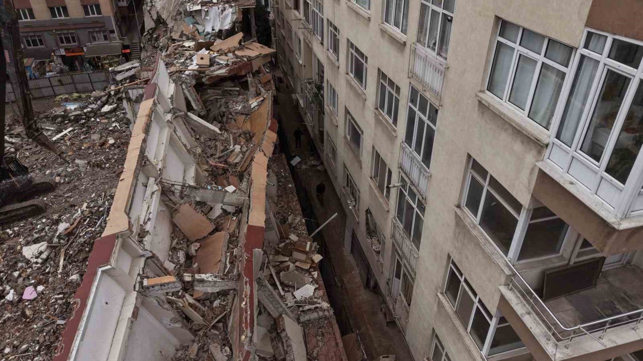 Küçükçekmece’de yıkımı yapılan binadan kopan beton parçaları yan binanın üzerine düştü
