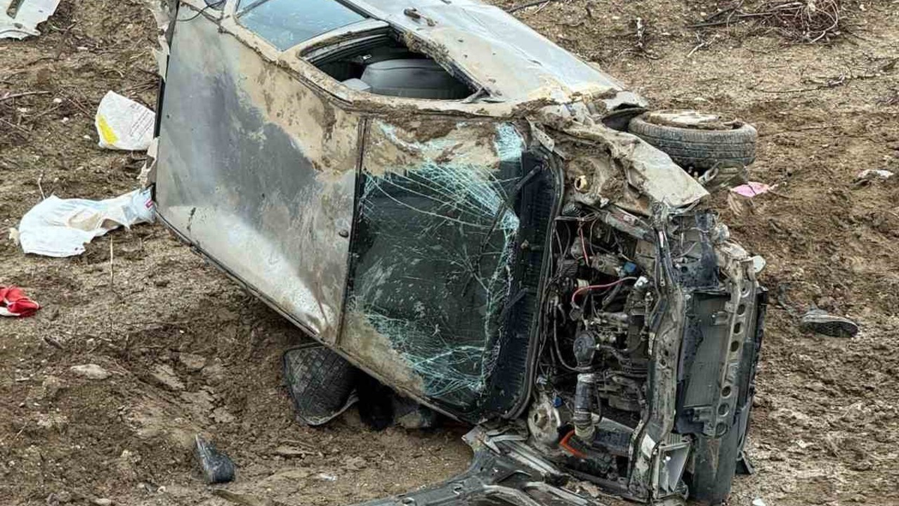 Isparta’da otomobil şarampole yuvarlandı: 1’i ağır 2 yaralı
