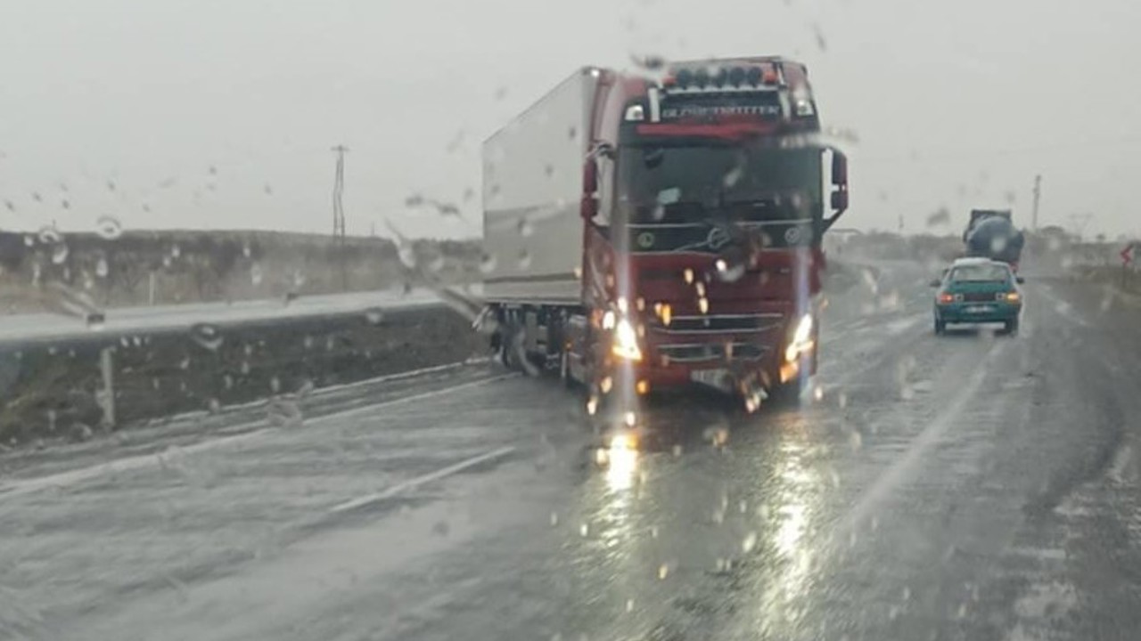 Karapınar’da şiddetli rüzgar ve sağanak sürücülere zor anlar yaşattı
