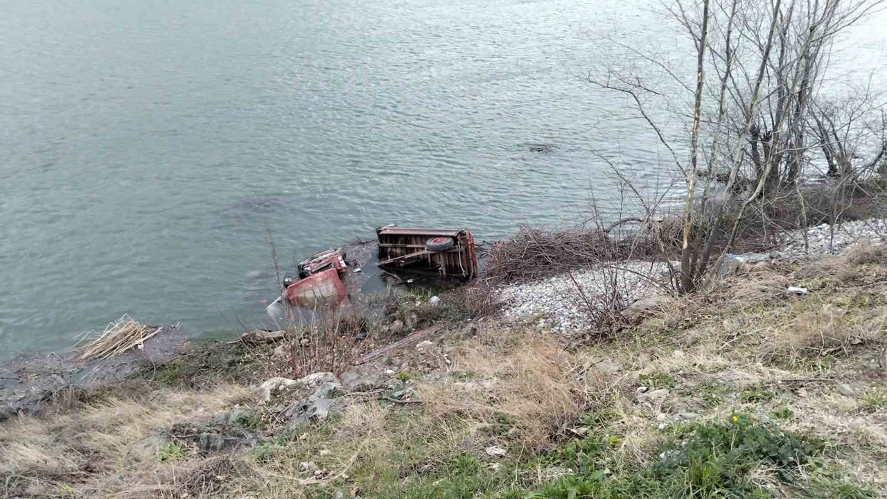 Samsun’da taktör Kızılırmak Nehri’ne uçtu: 1 ölü, 1 yaralı
