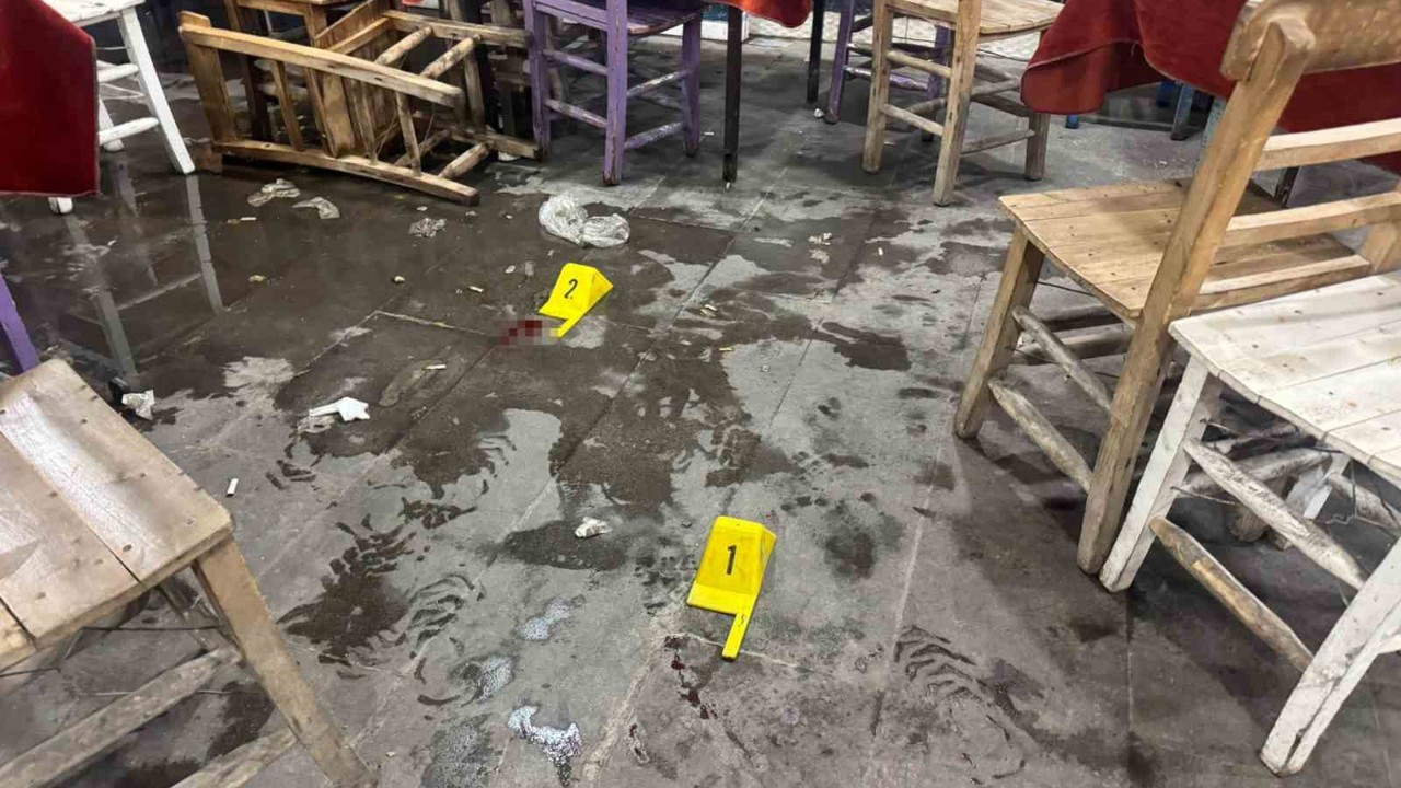 Kıraathanede bıçaklı saldırıya uğrayan amca ve yeğeni yaralandı
