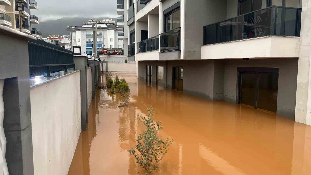Alanya’da sağanak sebebiyle Oba Çayı taştı, binaların bahçelerini su bastı
