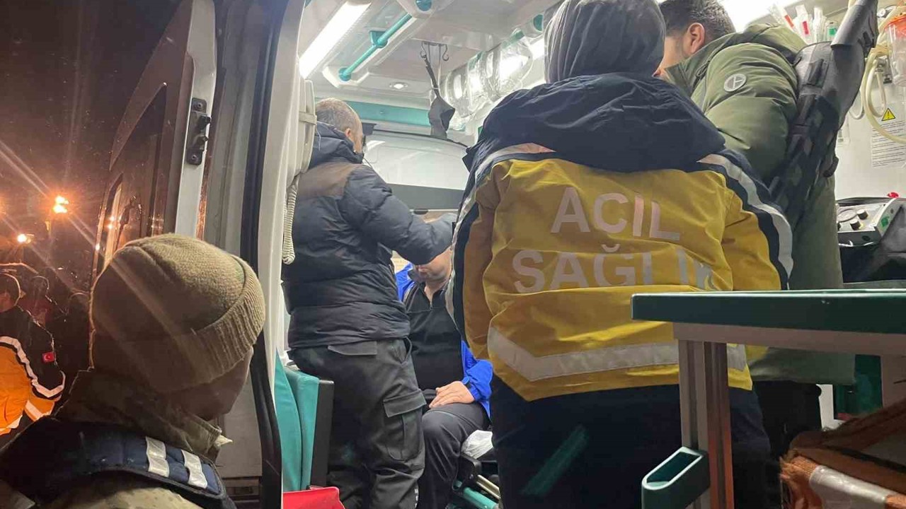 Ağrı’da üzerine çığ düşen araçtaki 4 personel kurtarıldı
