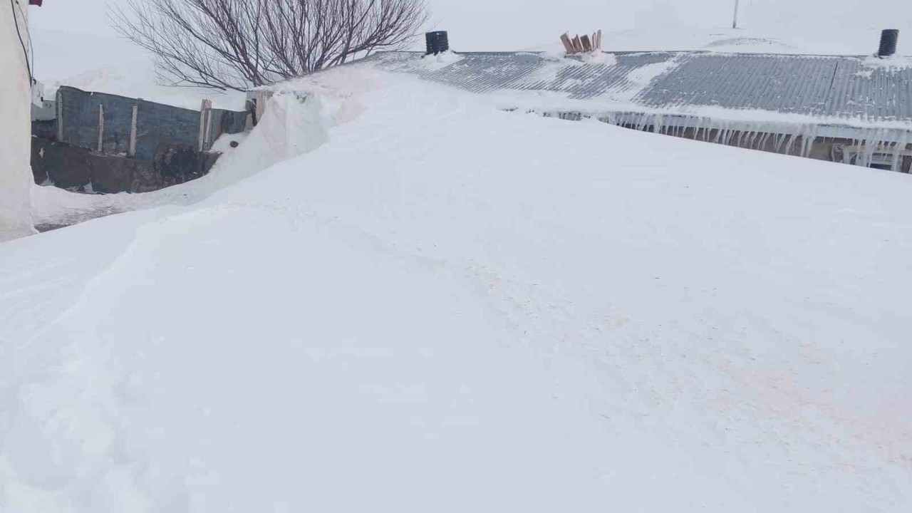 Taşlıçay’da kar yığınları evlerin boyuna ulaştı
