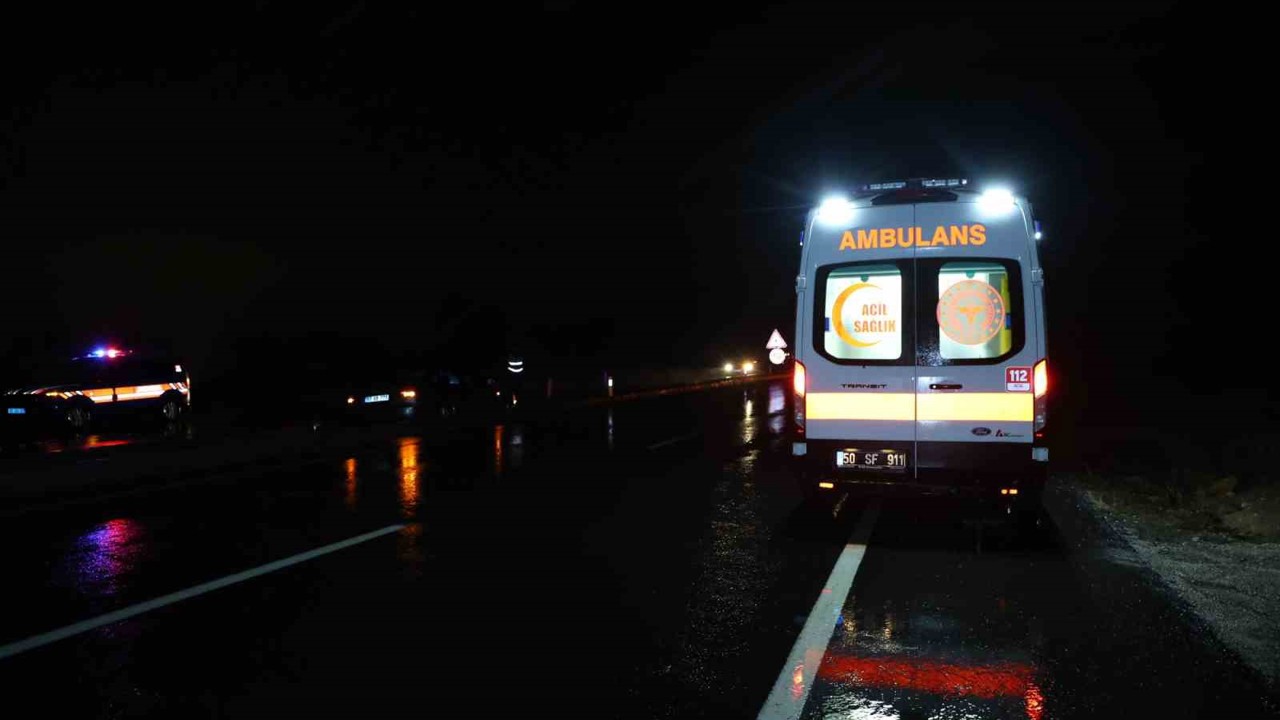 Su birikintisine giren otomobil refüje düştü: 1 yaralı
