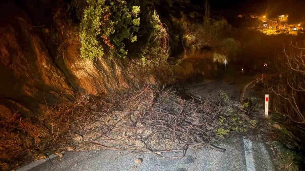 Mut’ta aşırı yağış nedeniyle kapanan yol ulaşıma açıldı
