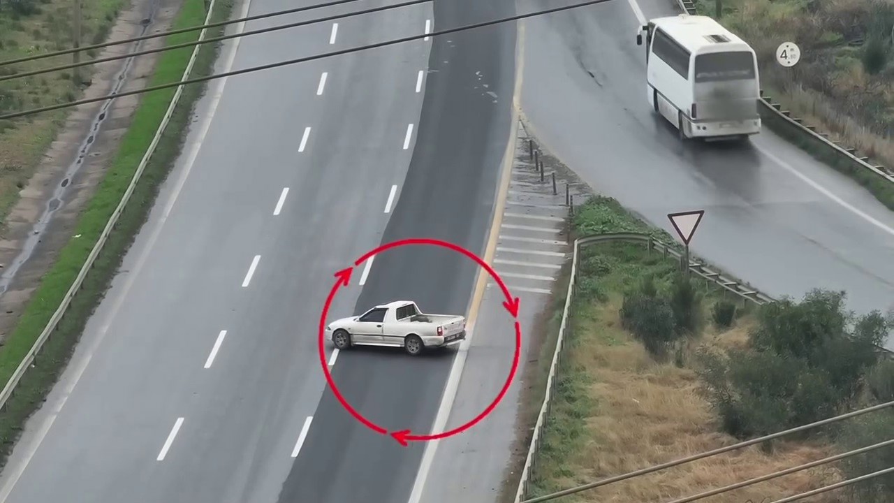 Uygulama noktasına girmemek için otoyolda geri geri giden sürücü dron kamerasına yakalandı
