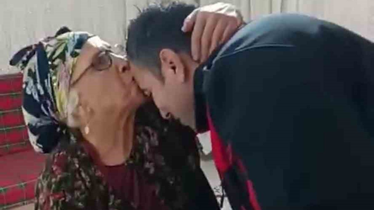 ’Benim size borcum ne’ sorusuna ’sen bize dua et yeter’ yanıtını alınca itfaiyeciyi alnından öptü
