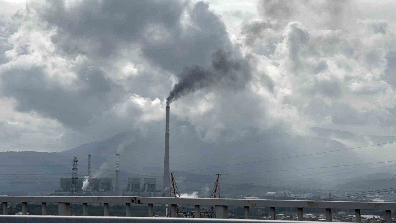 Soma’da, termik santralden yükselen siyah duman kentin soluğunu kesiyor
