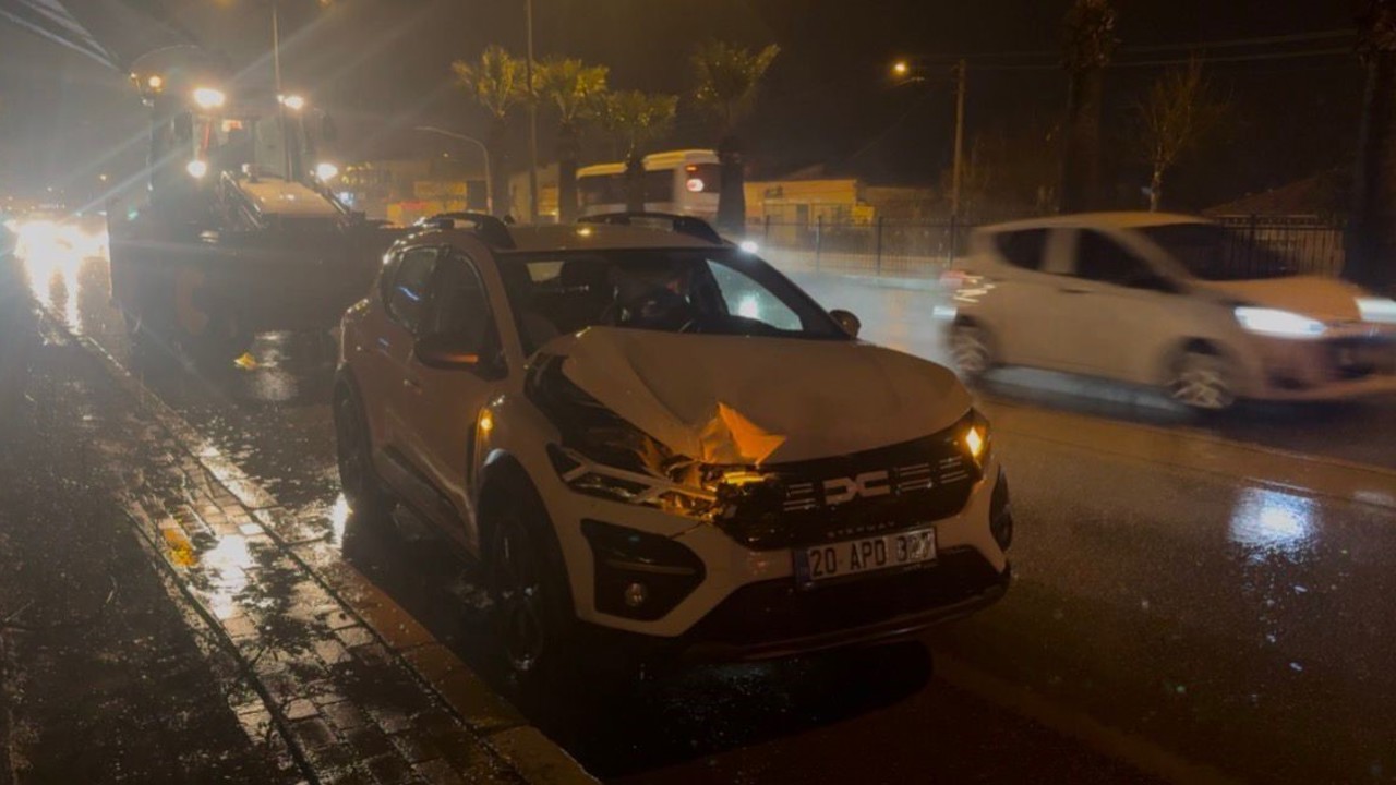 Kepçe ile çarpışan otomobilde maddi hasar meydana geldi

