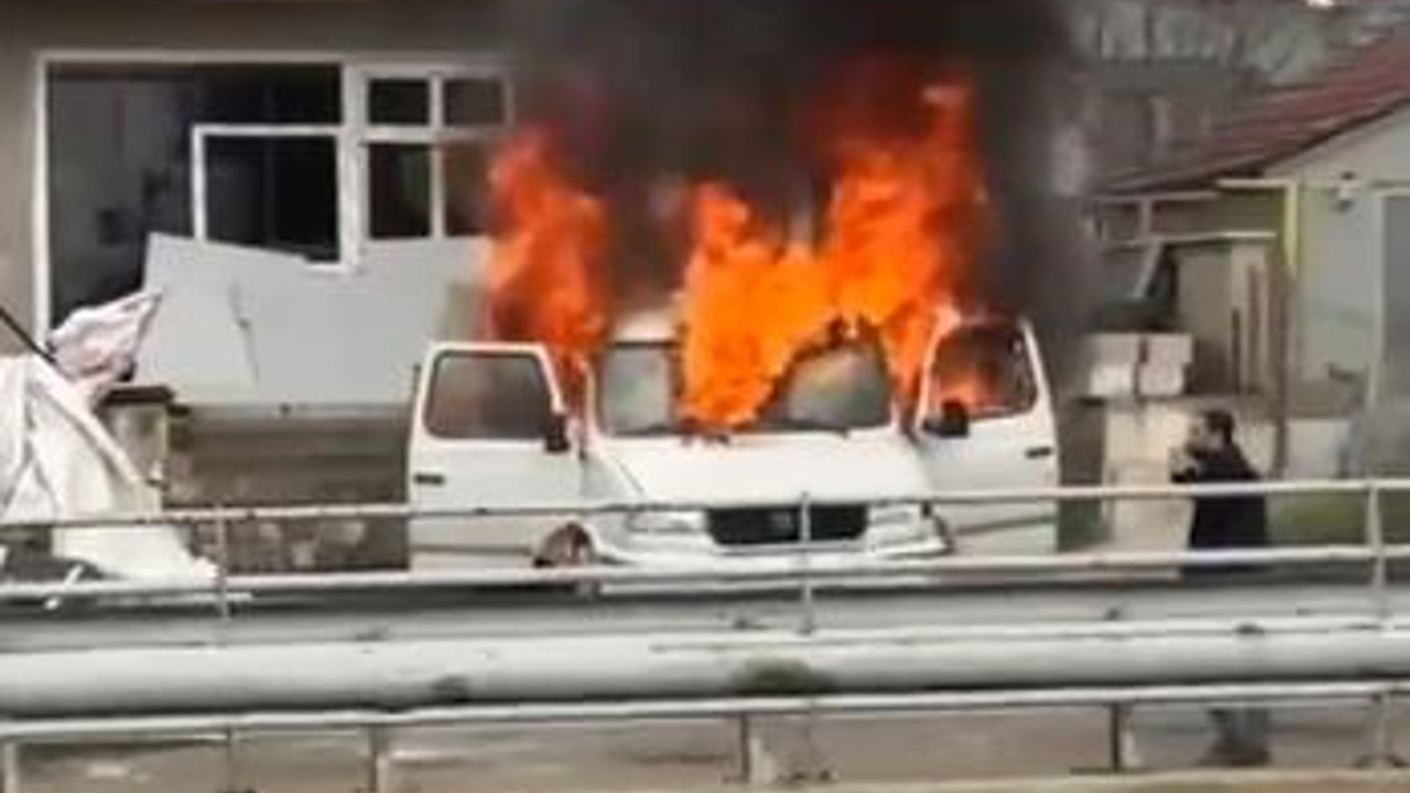 Park halindeki araç alev alev yandı
