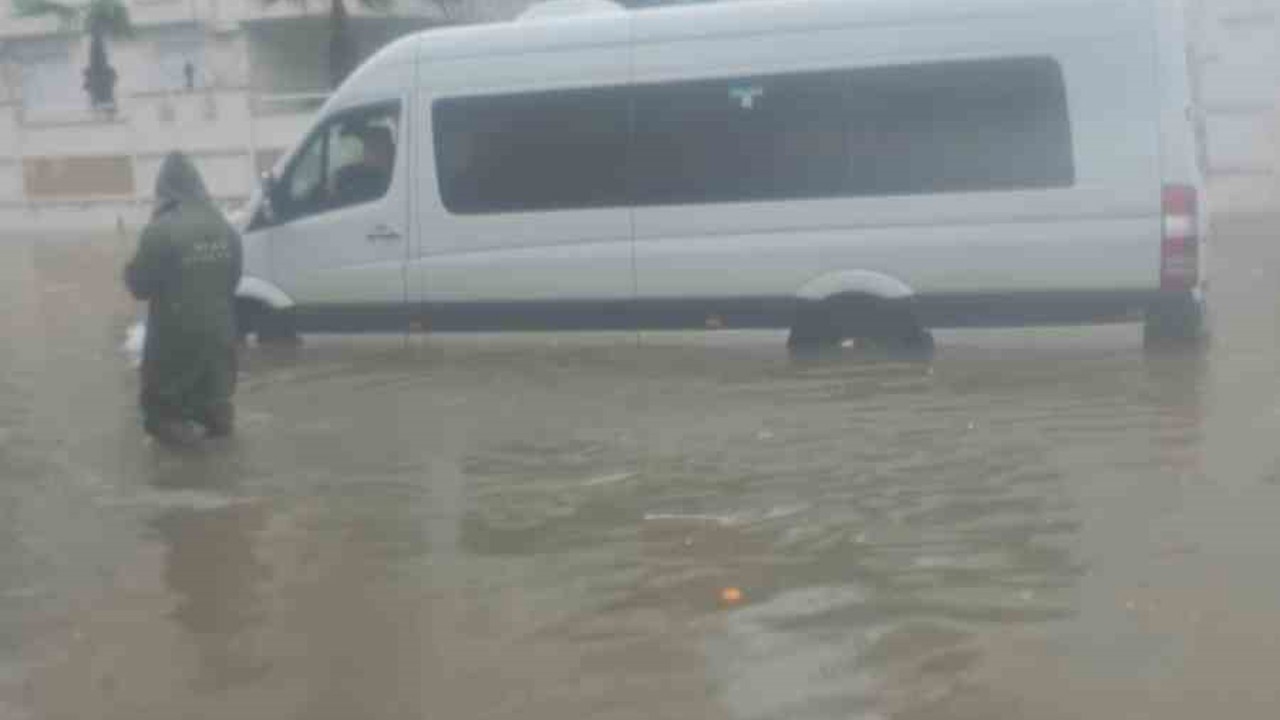 Antalya’da sağanak etkili oldu,araçlar yollarda ilerlemekte zorlandı
