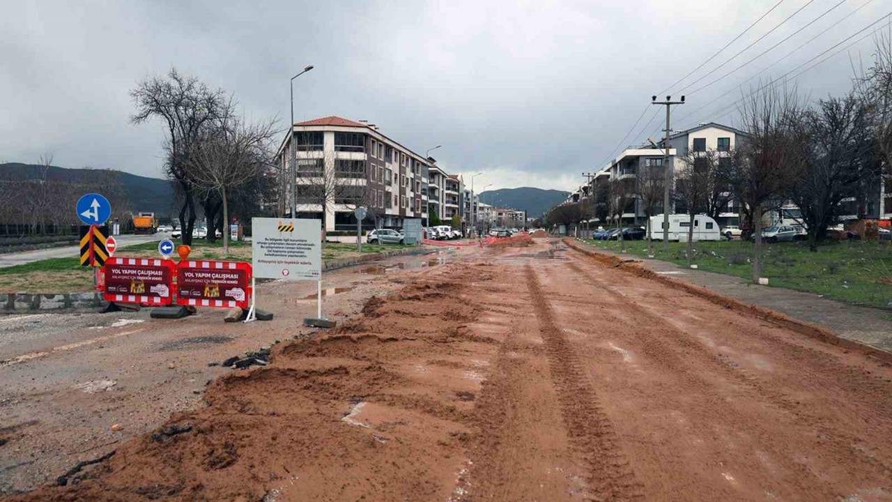 Menteşe’de yol yapım çalışmaları devam ediyor
