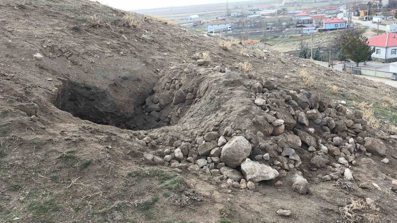 Aksaray’da tarihi höyükte kaçak kazı köylüleri tedirgin ediyor
