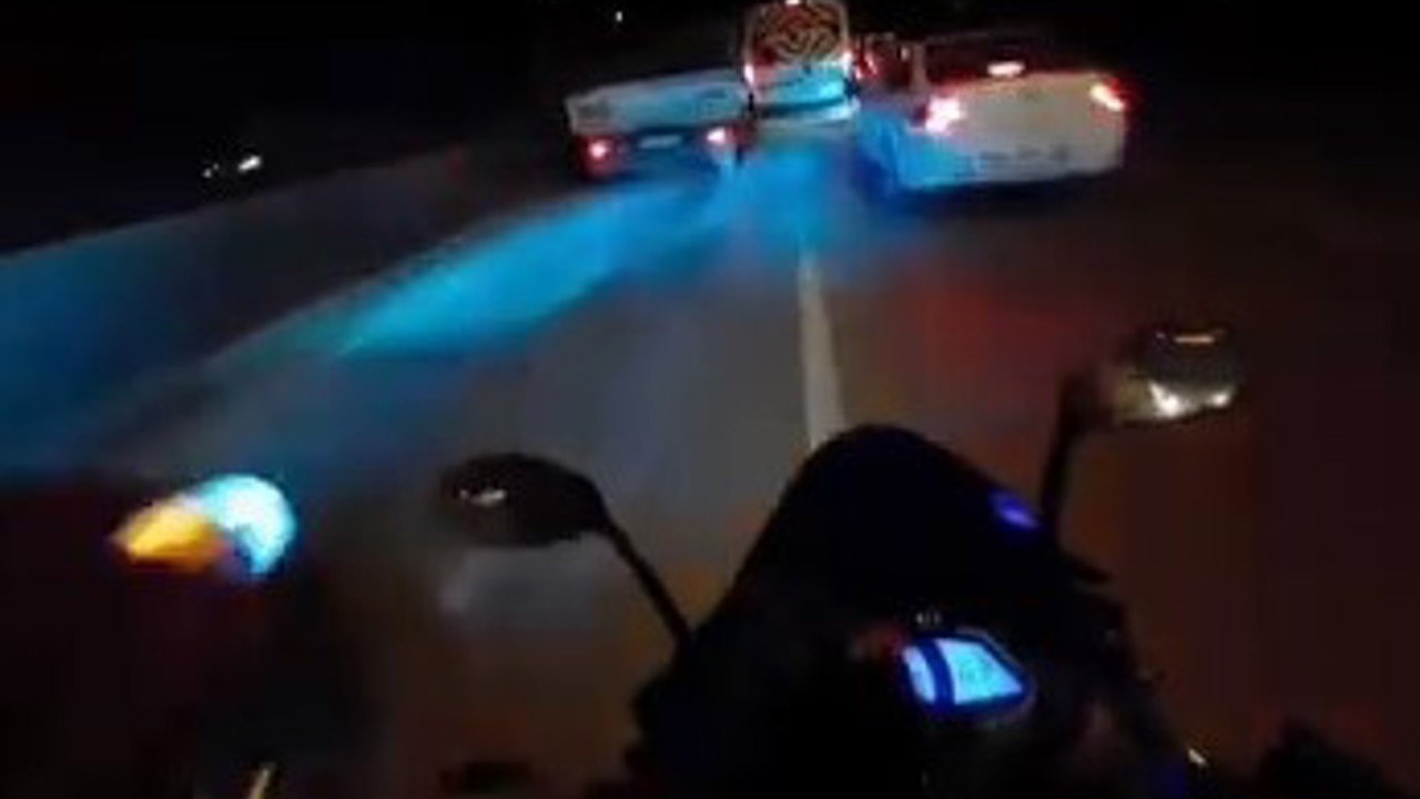 Motosikletlinin tehlike atlattığı anlar kamerada
