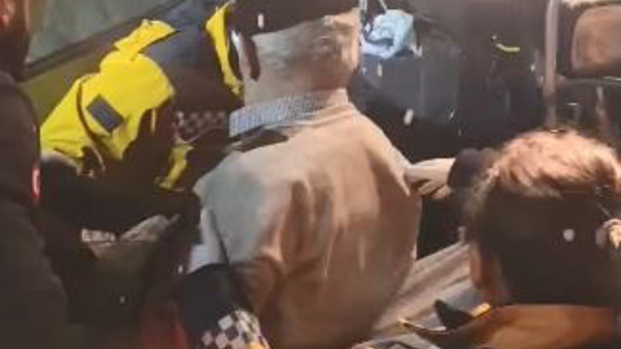 Karla kaplı köy yolunda hasta, paletli ambulansla taşındı
