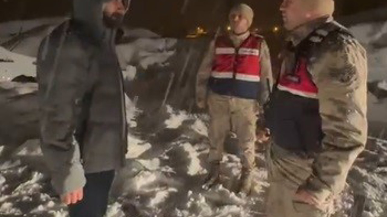 Karda mahsur kalan vatandaşı jandarma kurtardı
