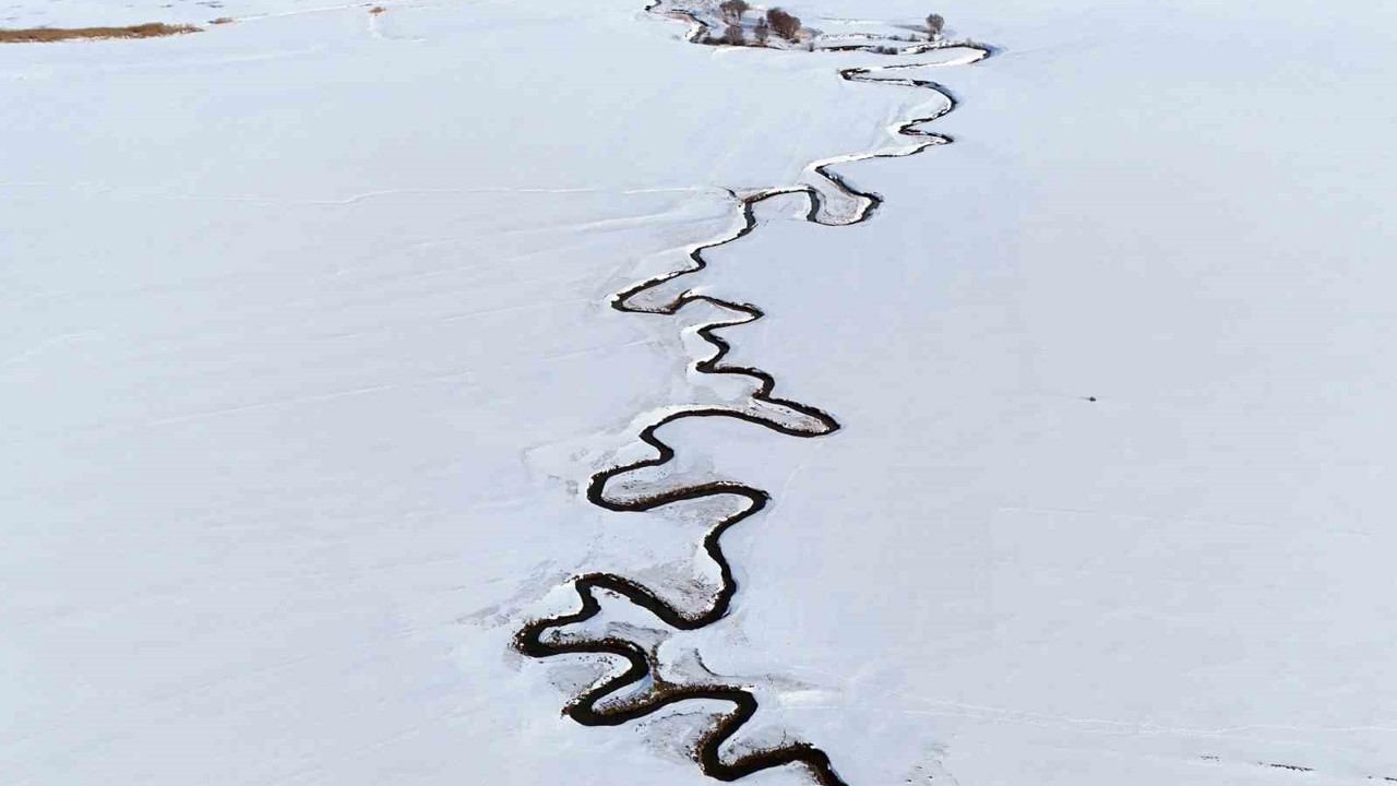 Kar altındaki menderesler güzel manzaralar oluşturuyor

