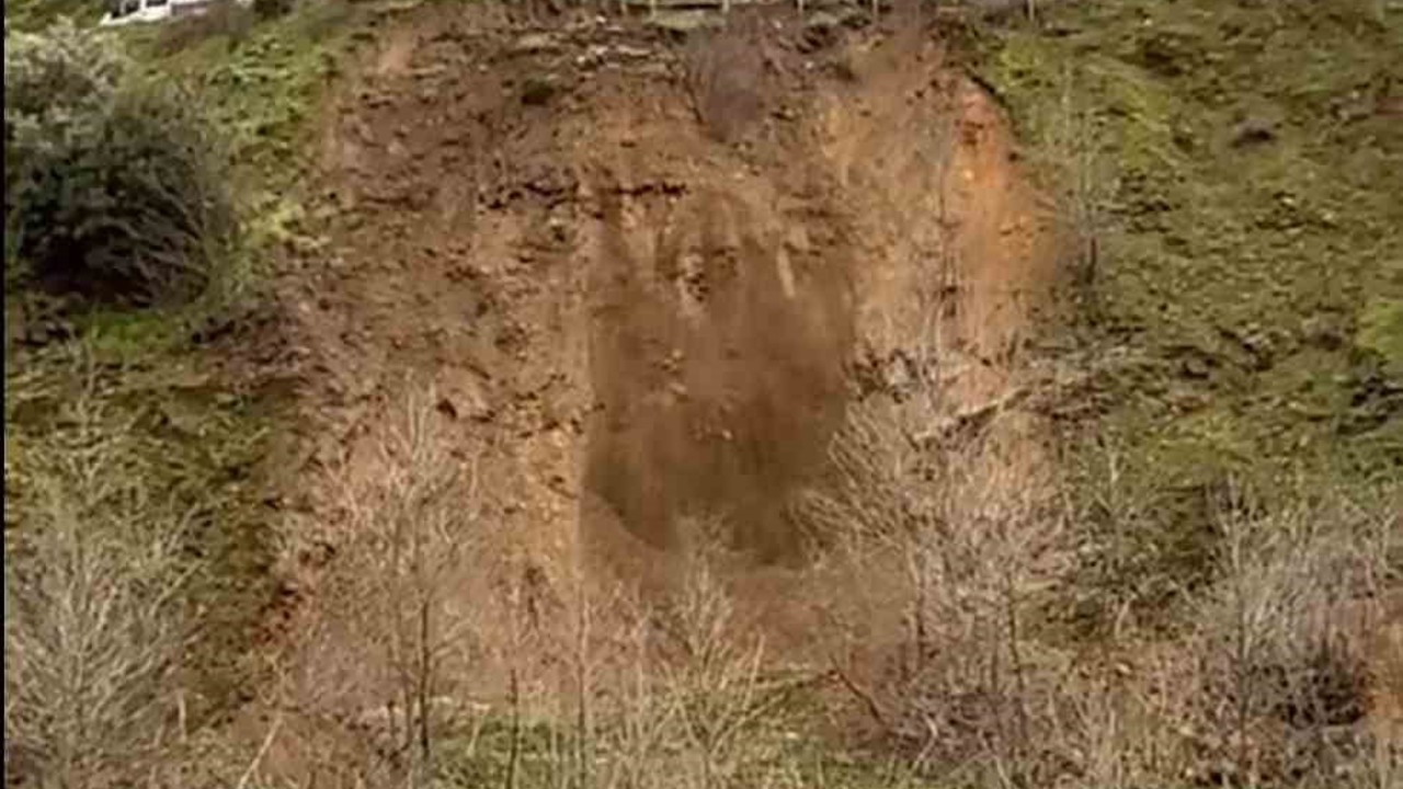 Bayındır Zeytinova Barajı yolunda heyelan
