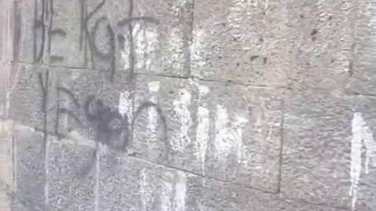 Binlerce yıllık surlara gelişigüzel yazılar yazdılar
