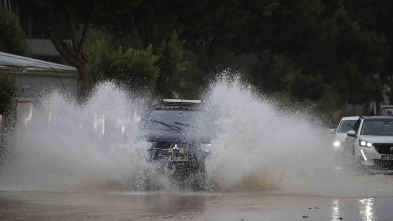 Antalya’da şiddetli yağış hayatı olumsuz etkiledi
