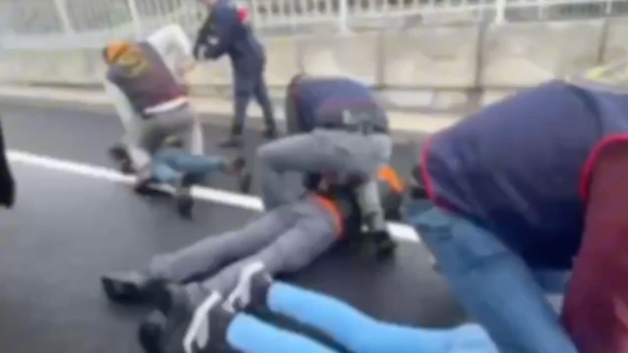 Silahla tehdit edilerek evine girilen kadının ellerini bağlayıp yüz tanıma sistemiyle hesabından 18 bin euro çektiler
