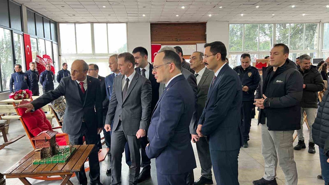 Ayvacık’ta Sanatla Değişen Hayatlar Sergisi Açıldı
