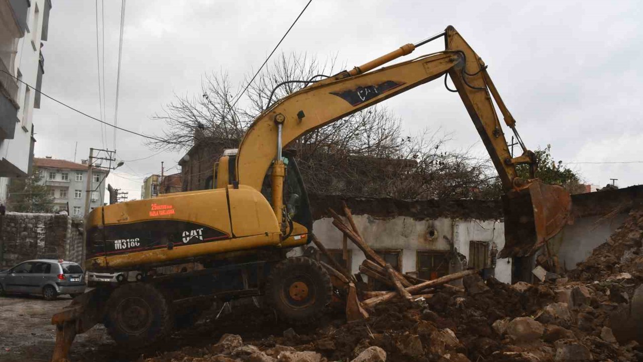 Siverek’te tehlike oluşturan metruk evler bir bir yıkılıyor
