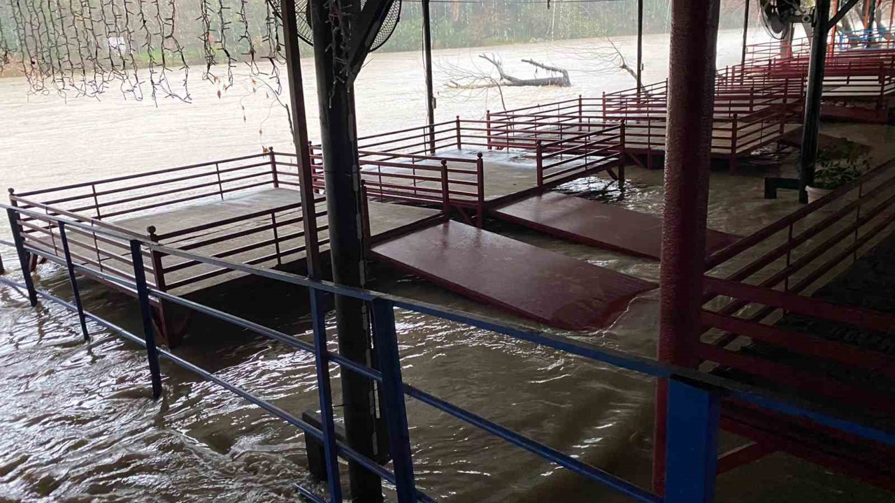 Sağanak sebebiyle Köprüçay taştı, iş yerleri ve araziler sular altında kaldı
