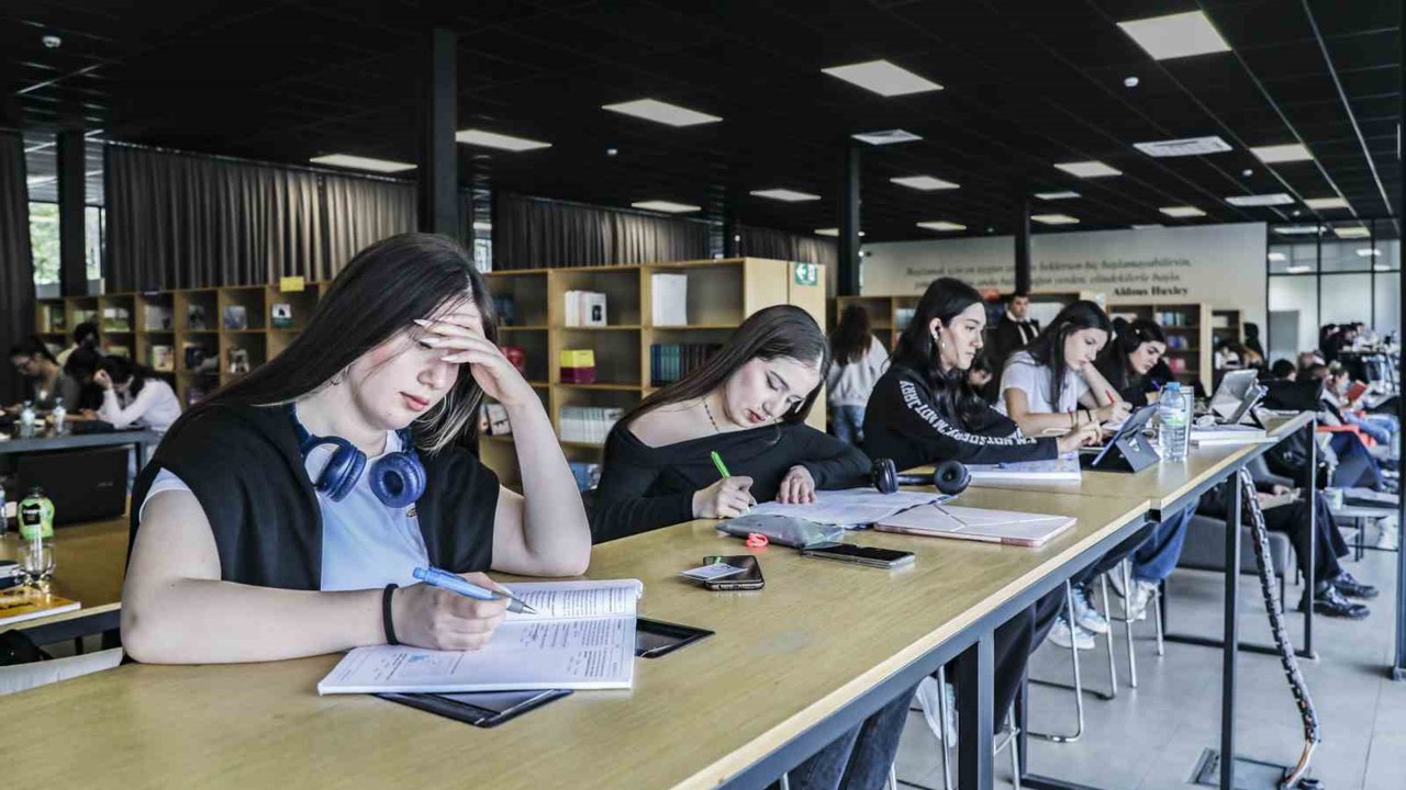 Mersin’de okuma salonları gençlerin ikinci evi oldu
