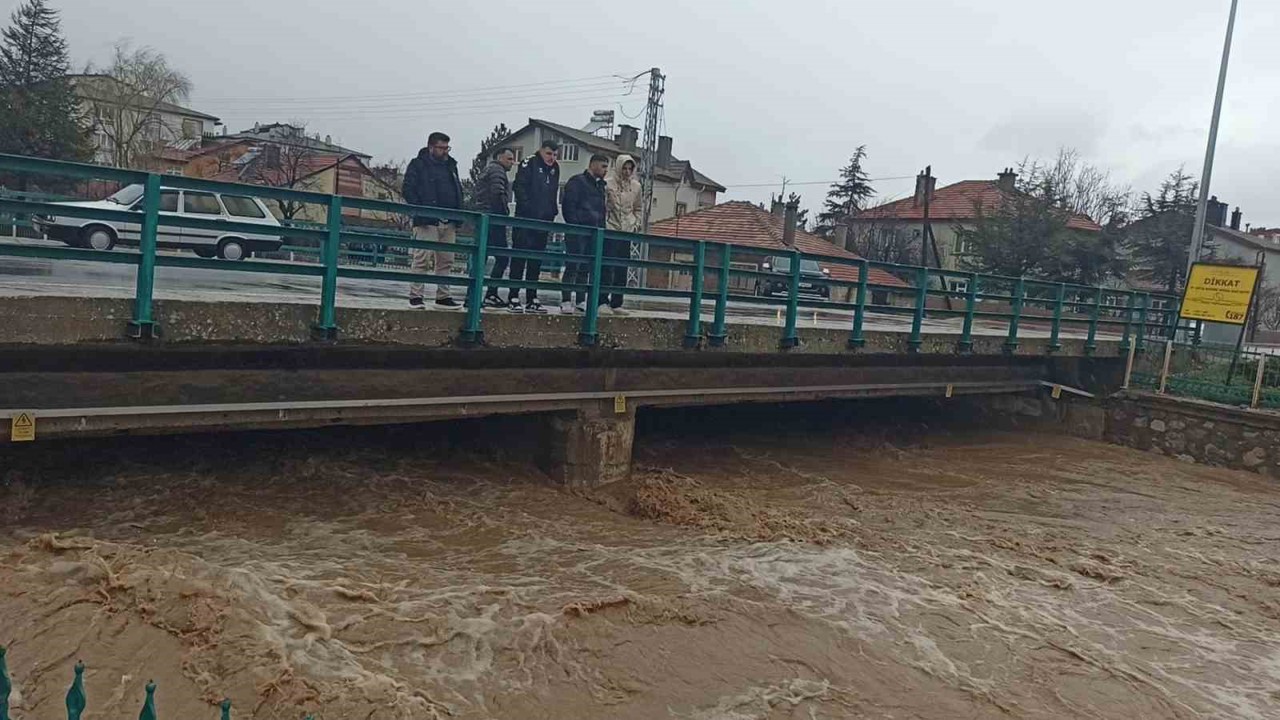 Konya’da yağış sonrası sel dereleri taşırdı

