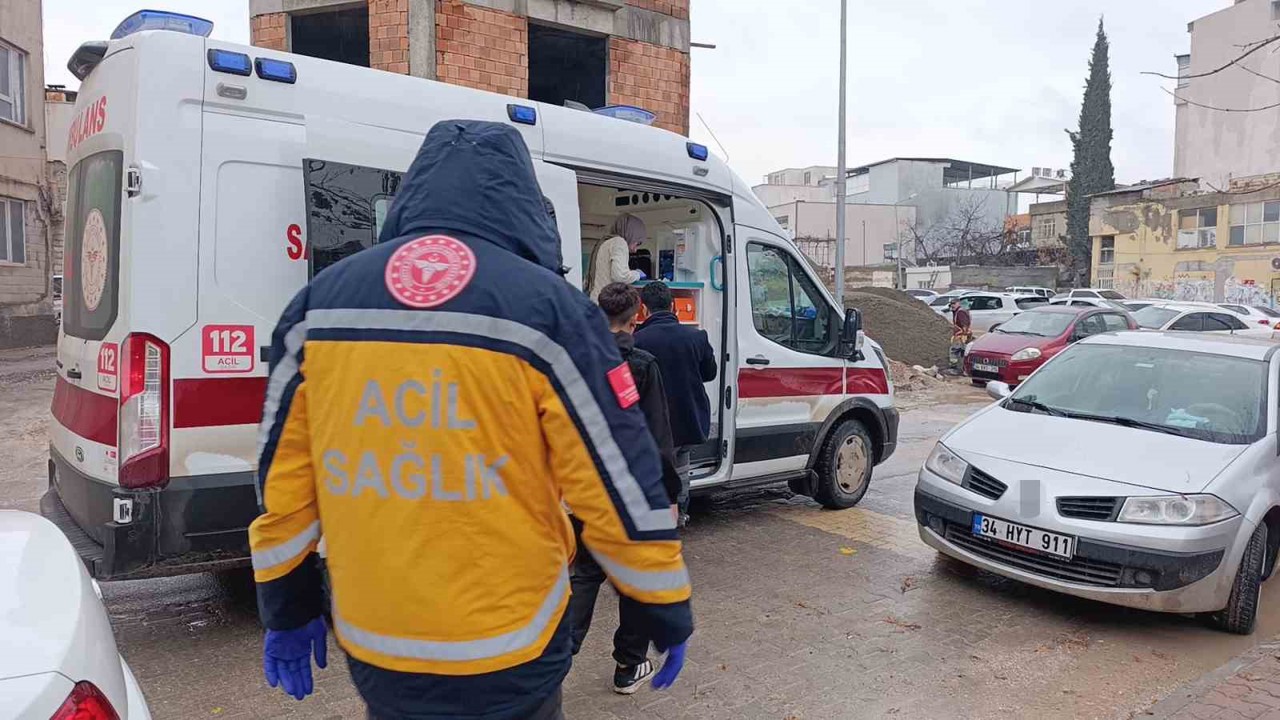 Kavgada bacağından bıçaklanarak yaralandı
