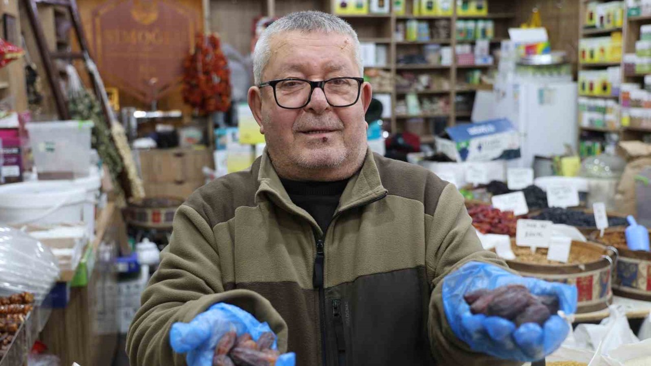 Kırşehir’de Ramazan hareketliliği: Hurma tezgahlardaki yerini aldı
