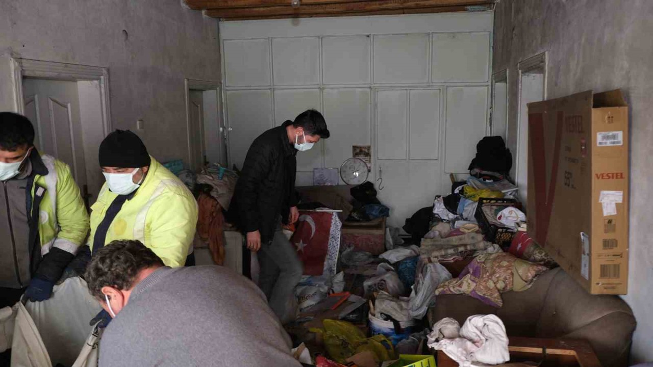 Evinden 10 ton çöp çıktı
