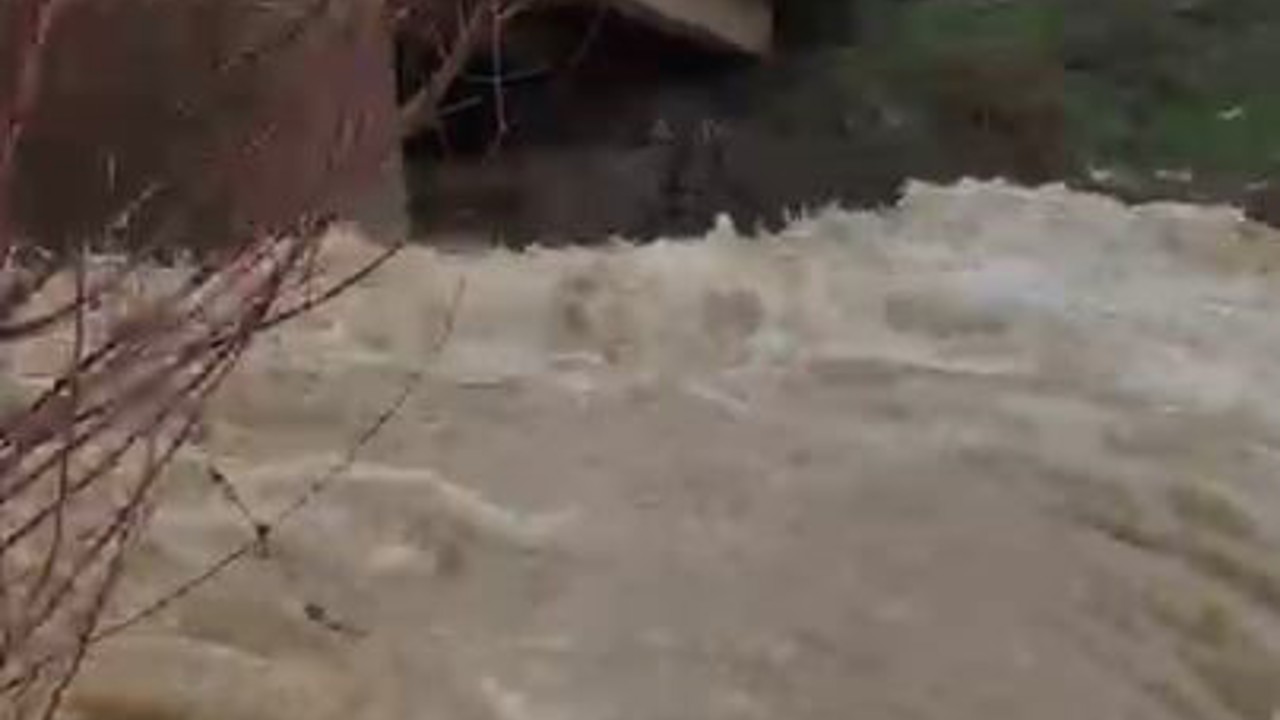 Arıcak’ta kar eridi, dereler coştu
