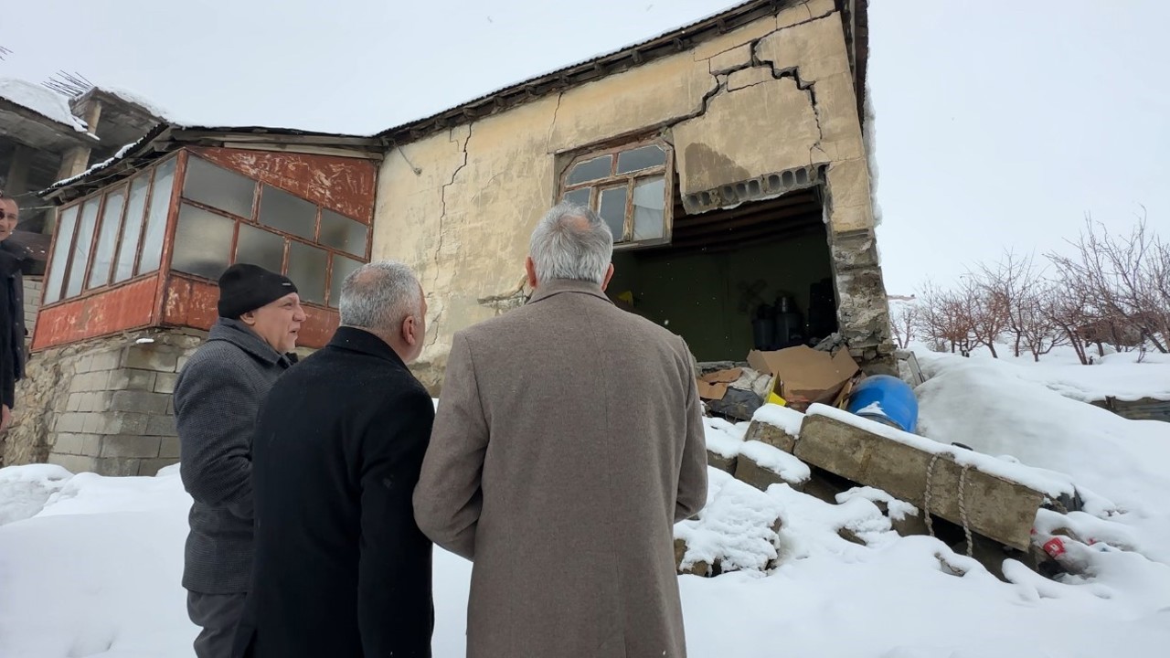 Yüksekova’da evi çöken yaşlı kadına devlet şefkati: "Yalnız bırakmayacağız"
