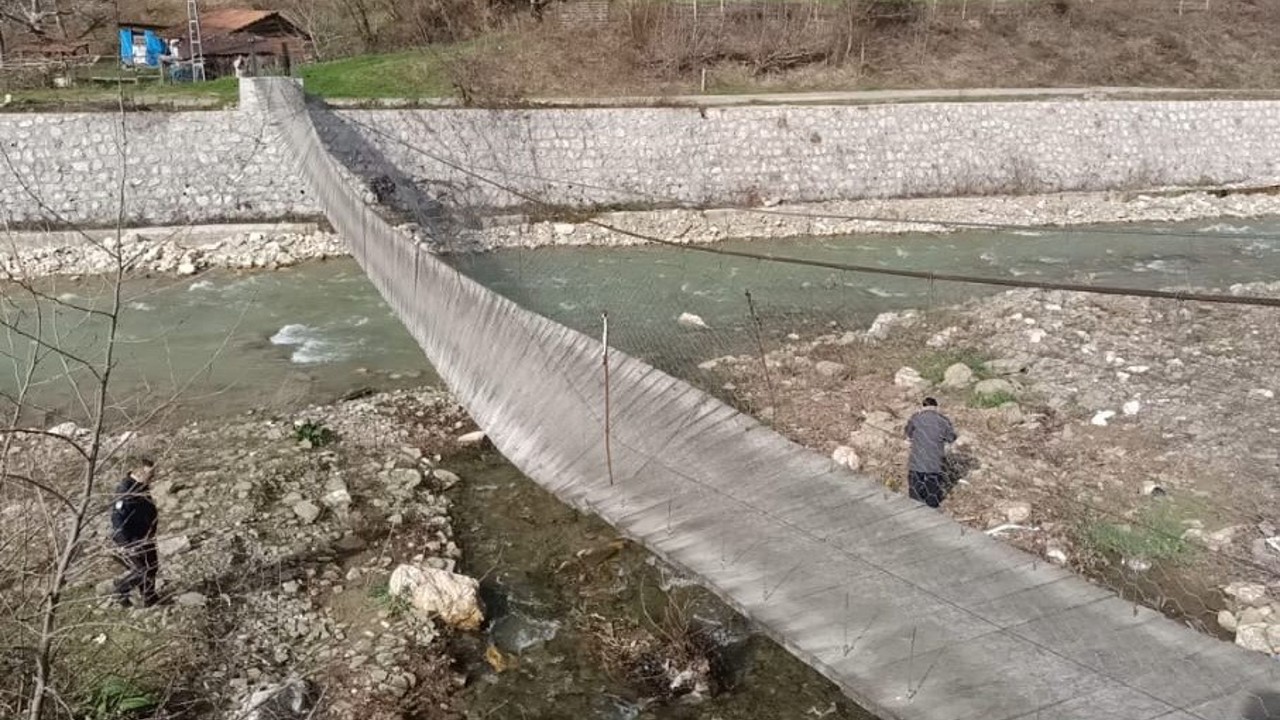 Sinop’ta fırtına asma köprüyü devirdi: 2 yaralı
