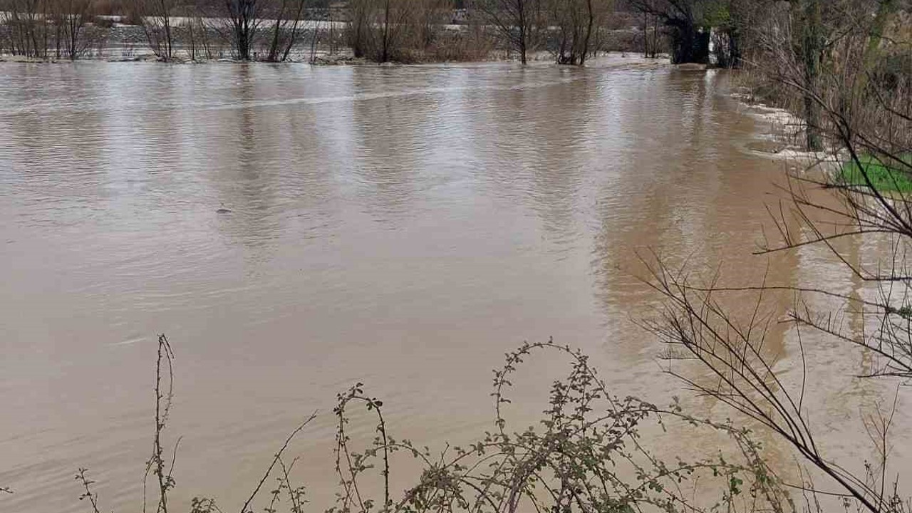 Denizli’de Akçay Deresi taştı, yol trafiğe kapandı
