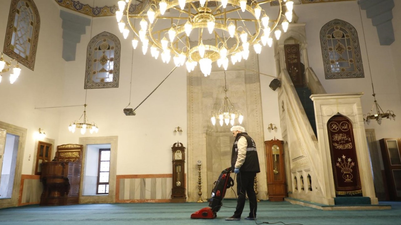 Büyükşehir ekiplerinin camilerde temizlik çalışmaları sürüyor
