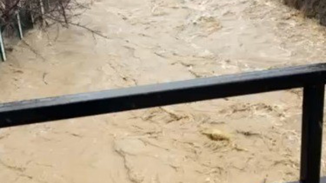 Develi’de aşırı yağış sele neden oldu, bazı ev ve ahırları su bastı
