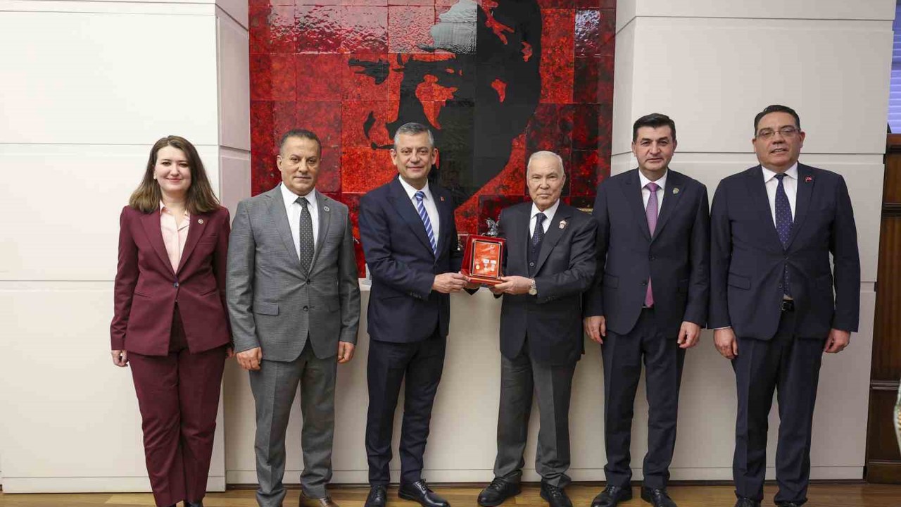 CHP Genel Başkanı Özel, şehit ve gazi dernek temsilcileriyle bir araya geldi
