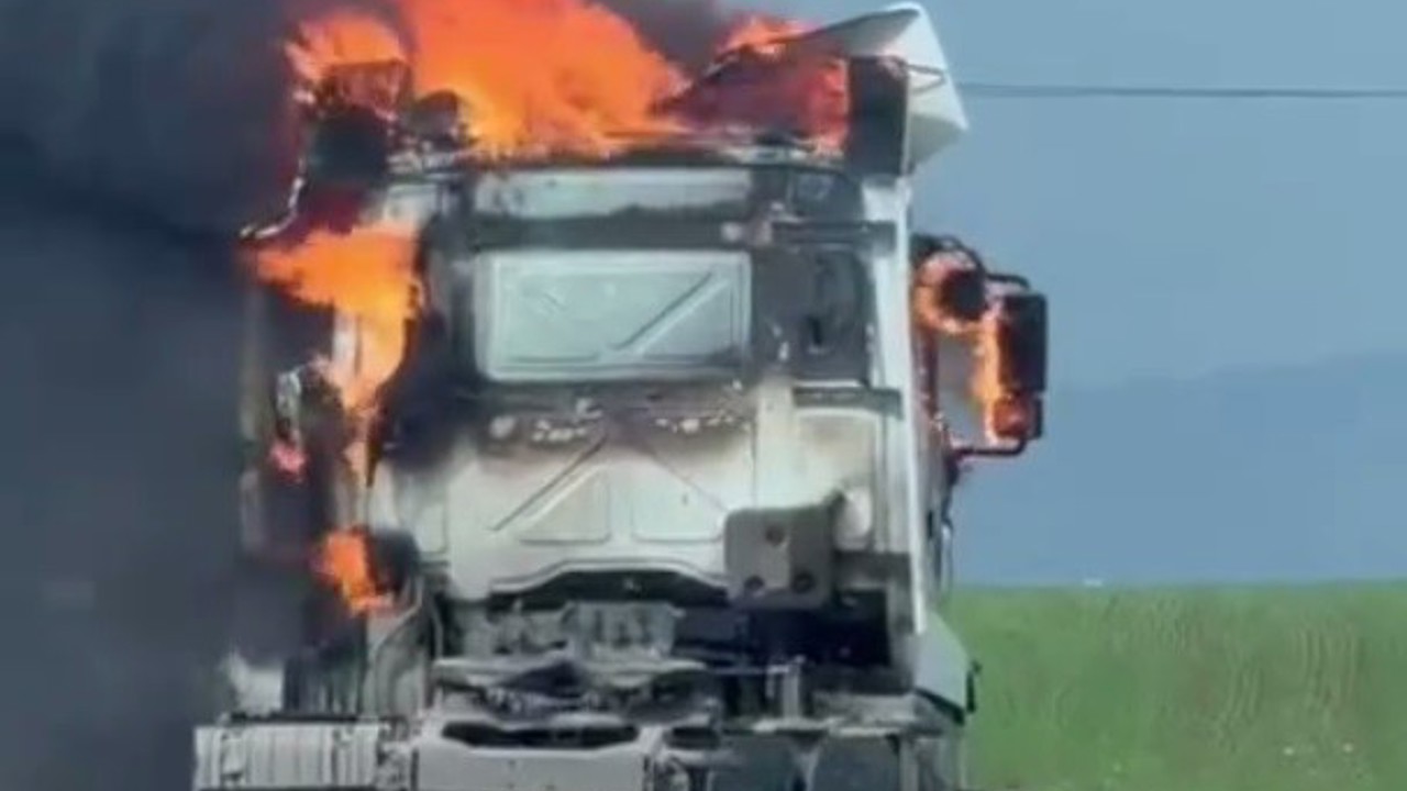 Silopi’de alev alev yanan tır kullanılmaz hale geldi
