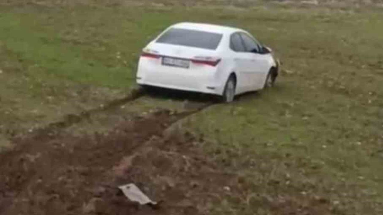 Siirt’te yoldan çıkan otomobil tarlaya girdi
