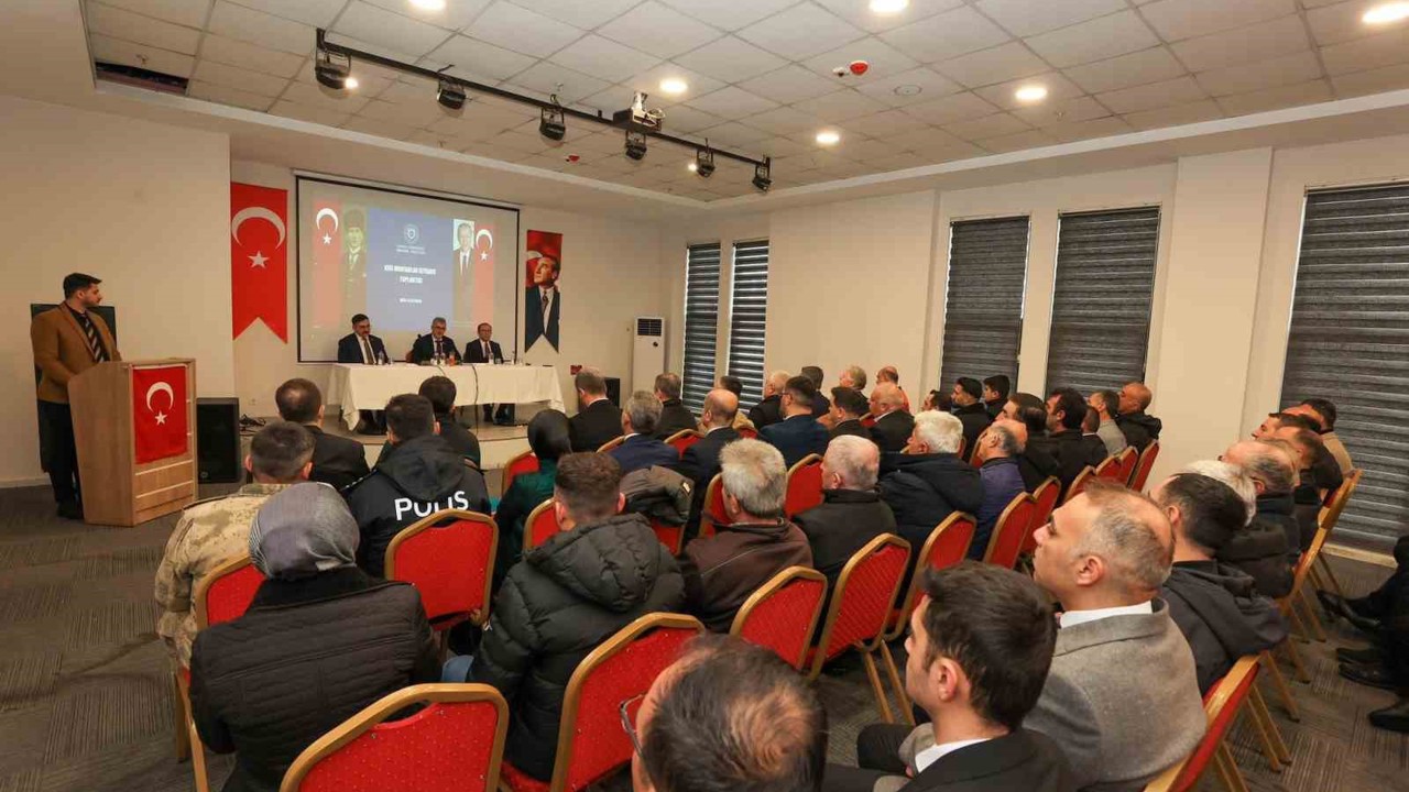 Vali Çelik Kiğı’da muhtarlarla bir araya geldi
