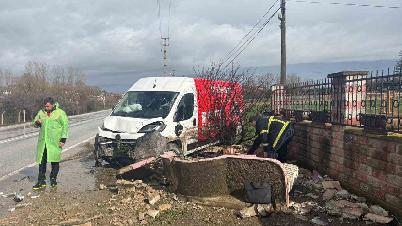 Pınarhisar’da panelvan araç çeşmeye çarptı: 1 yaralı
