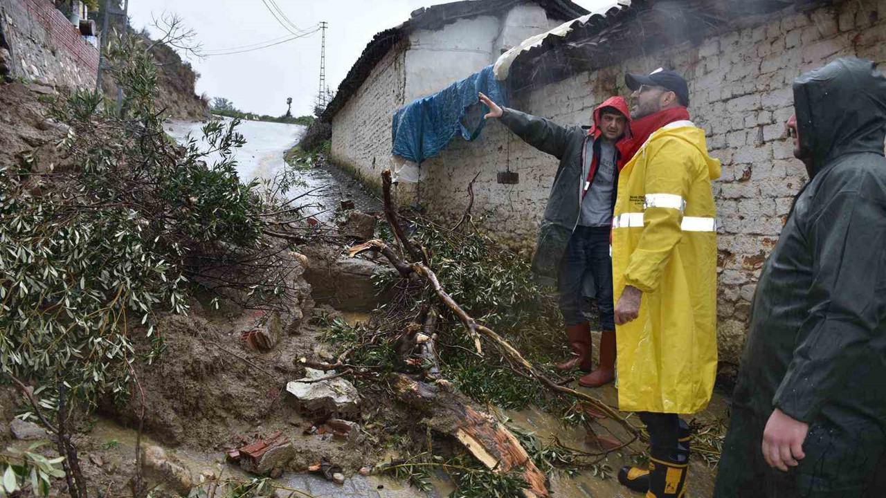 Germencik’te sağanak yağış sonrası başkan çizmeleri giyip sokağa çıktı
