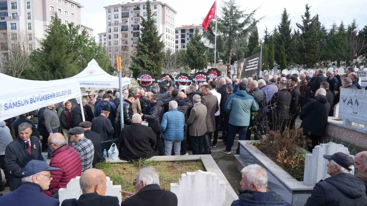 Ozan Arif, 7. ölüm yıl dönümünde mezarı başında anıldı
